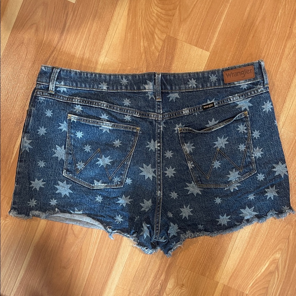 Wrangler Women's Denim Shorts with Star Pattern - Picture 4 of 4